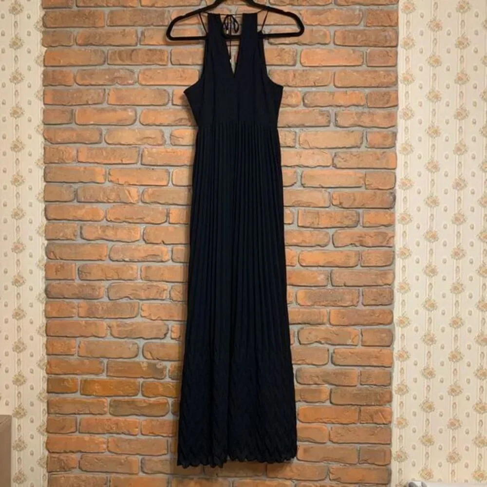 Abercrombie & Fitch Dress Size Medium Black Pleated Maxi‎ Chevron Hem Sleeveless